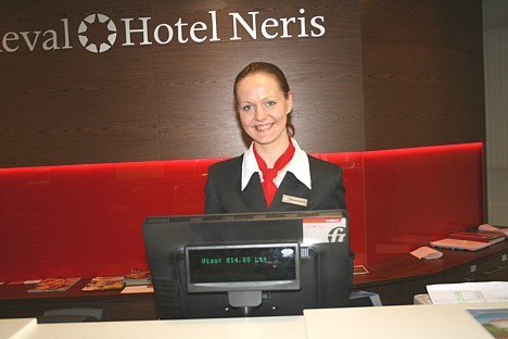 Smaidīgs un laipns viesu uzņemšanas dienests 23228