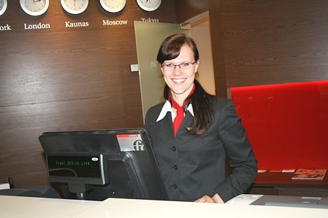 Katrs ienākošais viesis tiek pamanīts un arī uzmanīts, lai viņam palīdzētu 23229