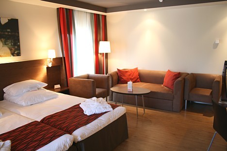 Viesnīcas piedāvājumā ir 208 numuri 23232