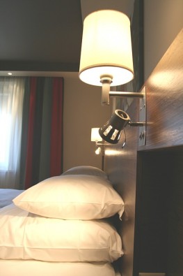 Interesants apgaismojums - stacionāra lampa un gaismas starmeša mainīga lampa, kas ļauj pielāgot gaismas plūsmu, piemēram, grāmatas lasīšanai 23233