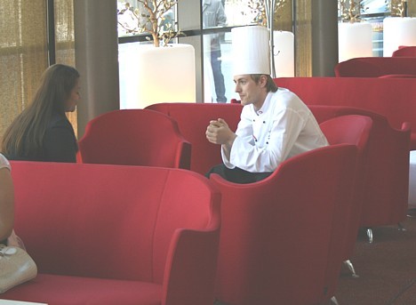 Pavārs pārrunā ar klienti pasūtījuma nianses 23238