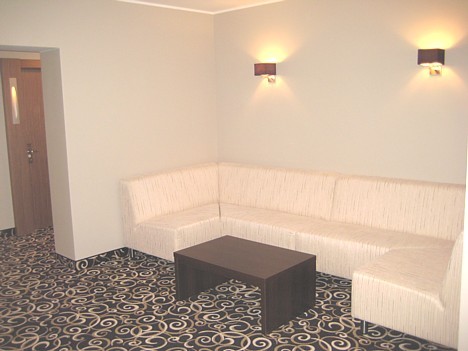 Viesnīcas gaiteņos atpūtas stūris 23425