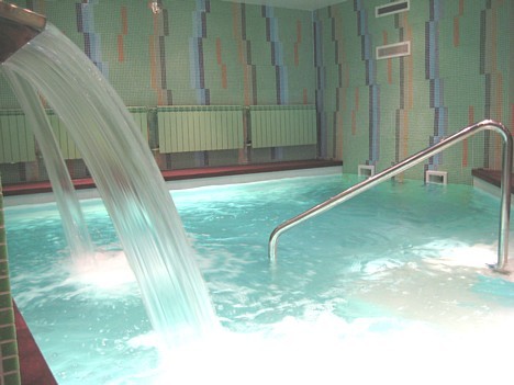 3 ūdens kaskādes un pretstraumes baseins 23432