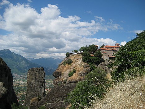 Meteora tulkojumā no grieķu valodas nozīme peldošs gaisā. Šis teiciens ir lielisks Kalambakas klosteru definējums 23524