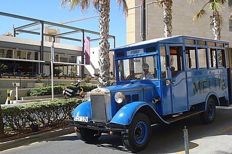 Lai tūristi varētu ērtāk pārvietos pa salu šeit patstāvīgi kursē gan valsts sabiedriskais transports, gan arī dažādi speciāli tūristu autobusiņi, kas  23617