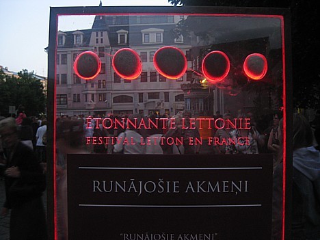 Runājošo akmeņu ekspozīcija atrodas laukumā pie Sv.Pētera baznīcas no 5.-20. jūlijam no plkst. 22.30 līdz 4.00 Runājošo akmeņu ekspozīcija atrodas laukumā pie Sv.Pētera baznīcas no 5.-20. jūlijam no plkst. 22.30 līdz 4.00 24413