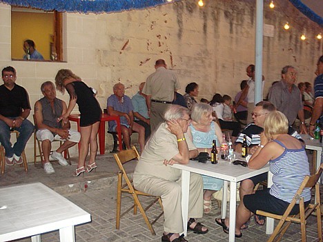 Cilvēki šeit ir ļoti atsaucīgi un laipni! Ja ir vēlme ir iespējams ieiet kādā mājā un paskatīties kā dzīvo maltieši!Fiestas laikā katram ir atvērtas m Cilvēki šeit ir ļoti atsaucīgi un laipni! Ja ir vēlme ir iespējams ieiet kādā mājā un paskatīties kā dzīvo maltieši!Fiestas laikā katram ir atvērtas m 25168