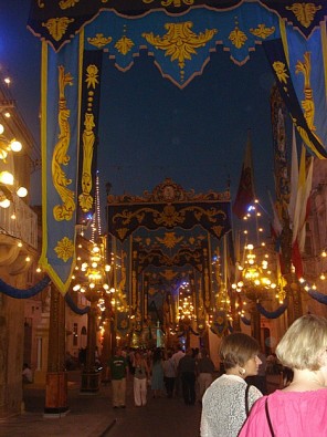 Gatavošanās Fiestai norit visu gadu! Šis pasākums tiek organizēts par pašu iedzīvotāju savāktiem naudas līdzekļiem Gatavošanās Fiestai norit visu gadu! Šis pasākums tiek organizēts par pašu iedzīvotāju savāktiem naudas līdzekļiem 25170