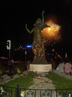 Fiestas noslēgumā notiek uguņošana, kas ilgst veselu pusstundu!Uguņošanai naudu savāc paši ciematiņa iedzīvotāji. Nav noteikts cik jāziedo, katrs dod Fiestas noslēgumā notiek uguņošana, kas ilgst veselu pusstundu!Uguņošanai naudu savāc paši ciematiņa iedzīvotāji. Nav noteikts cik jāziedo, katrs dod 25183