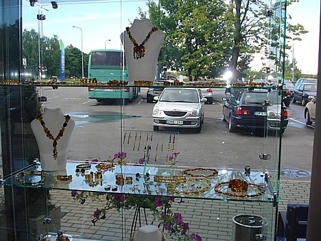 Viesnīcas viesi tepat viesnīcā var iegādāties arī dzintara izstrādājumus. Pie viiesnīcas atrodas bezmaksas apsargājama autostāvvieta Viesnīcas viesi tepat viesnīcā var iegādāties arī dzintara izstrādājumus. Pie viiesnīcas atrodas bezmaksas apsargājama autostāvvieta 25364