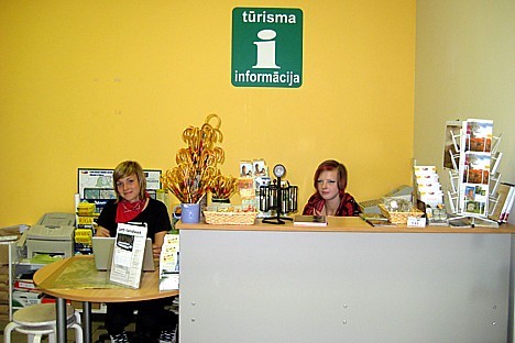 Vasaras sezonā Siguldas TIC strādā smaidīgas un laipnas skoln ieces, kuras izpalīdz katram, kurš iegriežas pēc padoma Vairāk informācijas www.sigulda. Vasaras sezonā Siguldas TIC strādā smaidīgas un laipnas skoln ieces, kuras izpalīdz katram, kurš iegriežas pēc padoma Vairāk informācijas www.sigulda. 25554