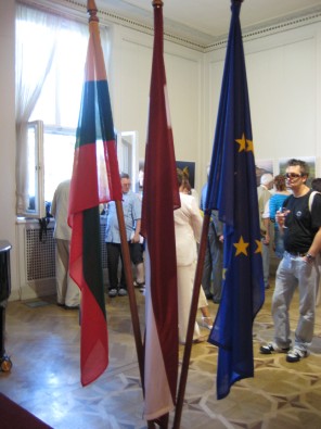 Pateicoties savam krāšņumam, Neredzētā Lietuva ir izraisījusi interesi ļoti daudzās valstīs. Mirkļus no grāmatas var apskatīt ar Latvijas iedzīvotāji 25948