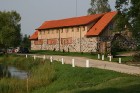 Akmens jeb Staļļa mājā sen vairs nedzīvo zirgi, ir saglabājušās tikai medību trofejas un lauku amatnieku darbarīki interjerā. Renovēts un nedaudz arhi 2