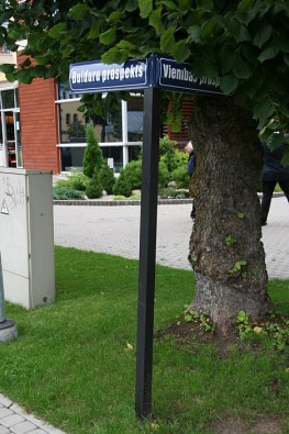Braucot ar automašīnu no Rīgas, aiz Akvaparka uz reizes jānogriežas pa labi un tad pāri dzelzceļa sliedēm līdz atduras pret krustojumu - Bulduru prosp Braucot ar automašīnu no Rīgas, aiz Akvaparka uz reizes jānogriežas pa labi un tad pāri dzelzceļa sliedēm līdz atduras pret krustojumu - Bulduru prosp 27027