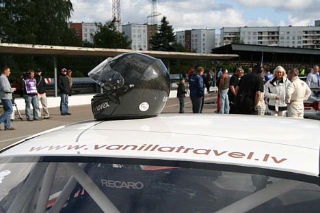 Uz visām sporta automašīnām bija ceļojumu aģentūras uzraksts 27064