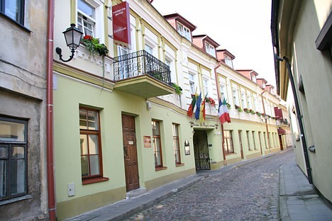 Četru zvaigžņu viesnīca Grotthuss Hotel atrodas Viļņas vecpilsētā pēc adreses Ligoninės gatve. 7 27429
