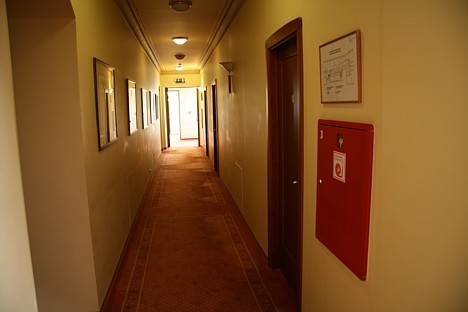 Viesnīcas gaitenis, kurā ir izvietoti vairāki mākslas darbi 27433