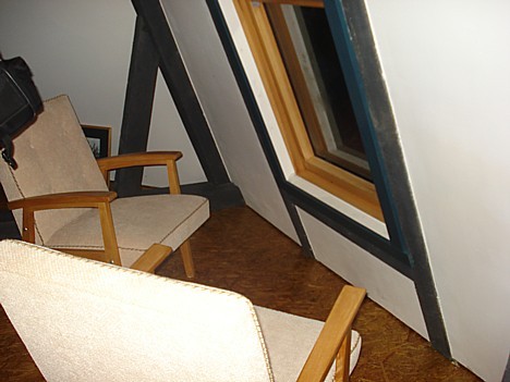 Dzirnavu 5 stāvā ir ierīkota īpašnieka fotostudiju un maza atpūtas telpa. Vakarā šeit iespējams vērot saulrietus, kā arī redzēt skaistus skatus pa dzi Dzirnavu 5 stāvā ir ierīkota īpašnieka fotostudiju un maza atpūtas telpa. Vakarā šeit iespējams vērot saulrietus, kā arī redzēt skaistus skatus pa dzi 27623