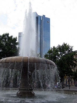 Skats uz vienu no Frankfurtes debesskrāpjiem- KomercbankaVairāk informācijas Frankfurtes mājas lapā www.frankfurt.de Skats uz vienu no Frankfurtes debesskrāpjiem- KomercbankaVairāk informācijas Frankfurtes mājas lapā www.frankfurt.de 28281
