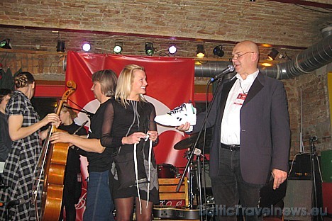 Reebok kedas balvā bija tādēļ, ka šogad Bildēs 2008 tiek apgleznotas visādas kedas. Bildē balvas uzvarētāja Reebok kedas balvā bija tādēļ, ka šogad Bildēs 2008 tiek apgleznotas visādas kedas. Bildē balvas uzvarētāja 28875