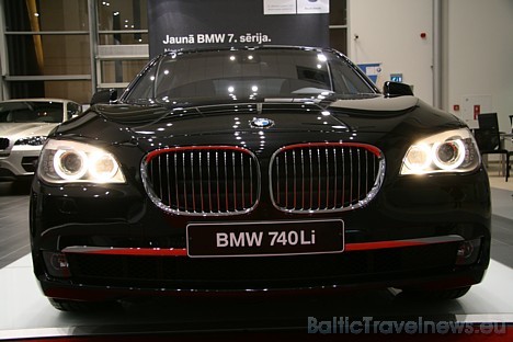 BMW 740Li ar 326 zirgspēku motoru, kas patērē pilsētā 14,0 litrus benzīna, ārpus pilsētas 7,7 litri un kombinētais 10,0 litri BMW 740Li ar 326 zirgspēku motoru, kas patērē pilsētā 14,0 litrus benzīna, ārpus pilsētas 7,7 litri un kombinētais 10,0 litri 28914