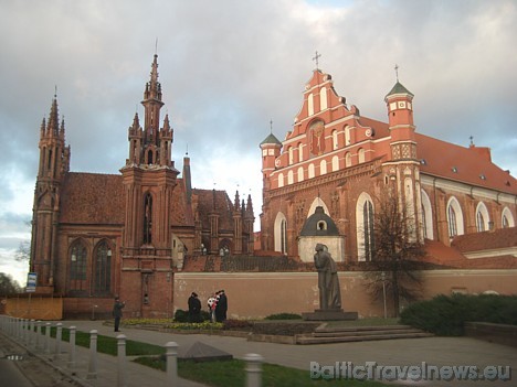 Sv. Annas baznīca ir viena no skaistākajām Viļņas ēkām. Tas ir gotikas šedervs, ar kuru saistās daudz leģendu. Populārākā no tām stāsta, ka Napoleons Sv. Annas baznīca ir viena no skaistākajām Viļņas ēkām. Tas ir gotikas šedervs, ar kuru saistās daudz leģendu. Populārākā no tām stāsta, ka Napoleons 29008