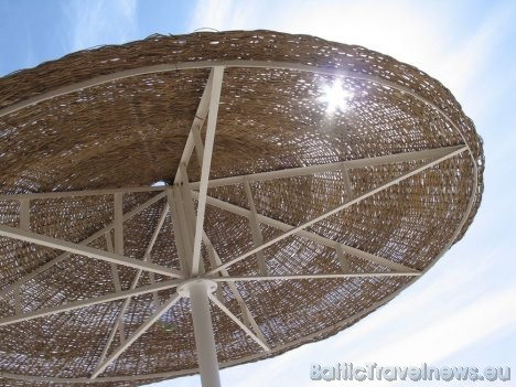 Domina Coral Bay kūrorta pludmale un baseini ir nodrošināti ar pietiekamu skaitu atpūtas krēslu, saulessargu un pludmales dvieļiem Domina Coral Bay kūrorta pludmale un baseini ir nodrošināti ar pietiekamu skaitu atpūtas krēslu, saulessargu un pludmales dvieļiem 29267