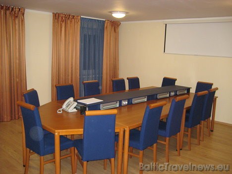 Konferenču zāle Daugava ir 33 m² liela un var uzņēmt līdz 12 cilvēkiem 29525