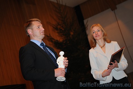 Aivars Mackevičs (Travelnews.lv direktors) un Benita Zaretoka (Travelnews.lv direktora vietniece) pasniedz balvu 