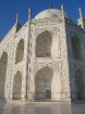 Taj Mahal ir uzcelts no balta marmora un ir skaisti rotāts ar pusdārgakmeņiem 8