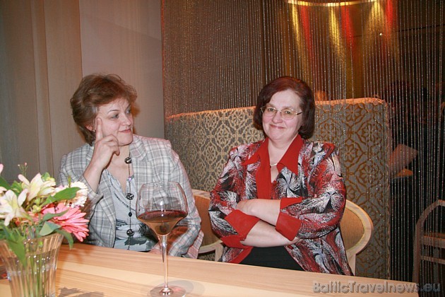 Biznesa augstskolas Turība Mg. sc.soc., docente Līvija Brūvere (no labās) kopā ar kolēģi 31708