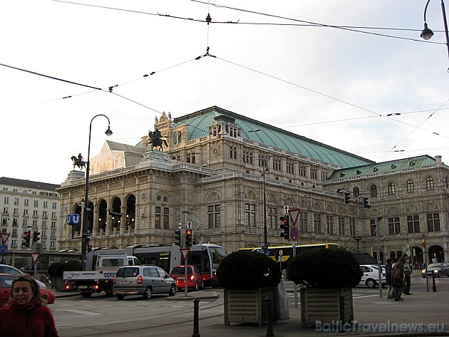 Vīnes Operas nams atrodas Vīnes pirmajā rajonā, Kārntnerstrasse dienvidu galā. Ēka ieturēta itāliešu renesanses stilā, jo arī tas laiks bija ļoti nozī Vīnes Operas nams atrodas Vīnes pirmajā rajonā, Kārntnerstrasse dienvidu galā. Ēka ieturēta itāliešu renesanses stilā, jo arī tas laiks bija ļoti nozī 31882
