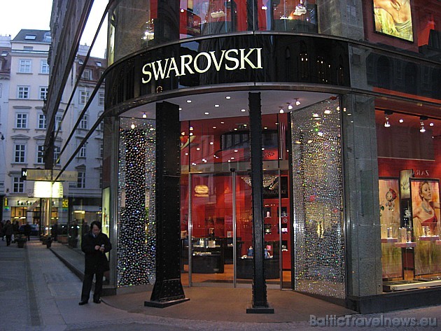 Vīnes šarms slēpjas ne tikai tās arhitektūrā, bet arī glancē. Slavenais Swarovski veikals Vīnē izceļas ar ieeju, kura visa ir noklāta ar Swarovski kri Vīnes šarms slēpjas ne tikai tās arhitektūrā, bet arī glancē. Slavenais Swarovski veikals Vīnē izceļas ar ieeju, kura visa ir noklāta ar Swarovski kri 31886