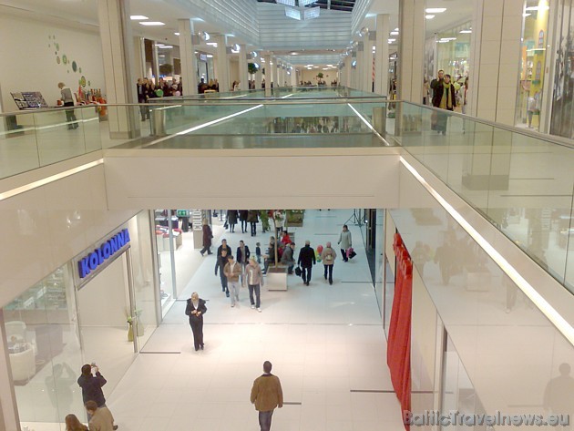 Lielveikals Rīga Plaza piedāvā ne tikai veikalus, bet arī Fantasy park un kino zāli  (Foto ar mobilo telefonu Nokia N95) 31939