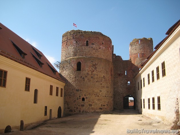 Bauskas pils celta Livonijas ordeņa mestra Heidenreiha Finkes fon Overberga valdīšanas laikā (1439–1450). Bauskas pils iekšpagalms Bauskas pils celta Livonijas ordeņa mestra Heidenreiha Finkes fon Overberga valdīšanas laikā (1439–1450). Bauskas pils iekšpagalms 32764