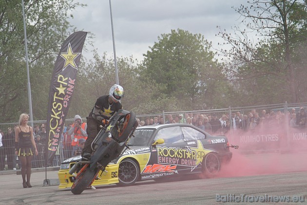 Automoto drifta tandēmu izveidojuši radošās komandas “HGK Motorsports” autosportists Gvido Elksnis un “Stuntfighters Team Latvia” motobraucējs Jānis R Automoto drifta tandēmu izveidojuši radošās komandas “HGK Motorsports” autosportists Gvido Elksnis un “Stuntfighters Team Latvia” motobraucējs Jānis R 33002