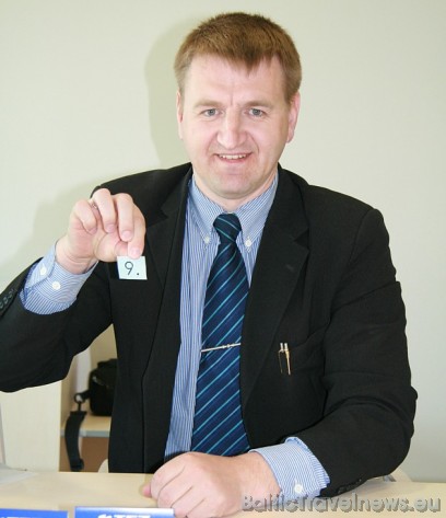 Katrs no komisijas locekļiem izvelk numuru, kur katra atsevišķa numuru kombinācija veido vēstkopas saņēmēja kārtas numuru 33211