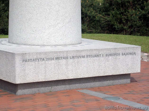 Balta granīta kolonna ar zvaigžņu kroni 33492