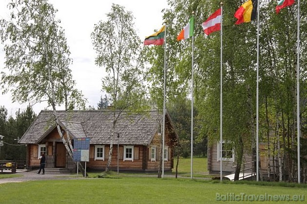 Eiropas centrā plīvo arī visu Eiropas valstu karogi 33494
