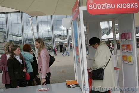 Origo laukums kā Sūdzību Kioska atklāšanas vieta izvēlēta tieši savas sociālās nozīmības dēļ, jo šeit diendienā satiekas tūkstošiem patērētāju Origo laukums kā Sūdzību Kioska atklāšanas vieta izvēlēta tieši savas sociālās nozīmības dēļ, jo šeit diendienā satiekas tūkstošiem patērētāju 33958