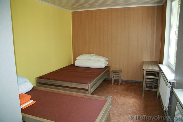 Divistabu numura otrā istaba. Istabu cenas ir no 8 EUR nesezona laikā līdz 35 EUR sezonas laikā par gultas vietu 34224