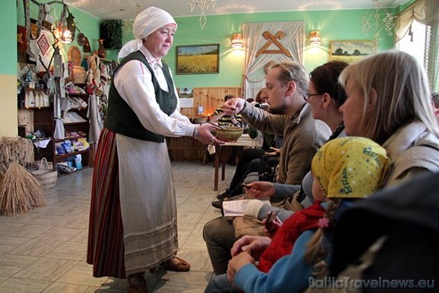 Saimniece liek apmeklētājus ieklausīties sakāmvārdos, ticējumos, pasakās un citās gudrībās, kas saistās labības audzēšanu, maizes cepšanu un ēšanu 34254