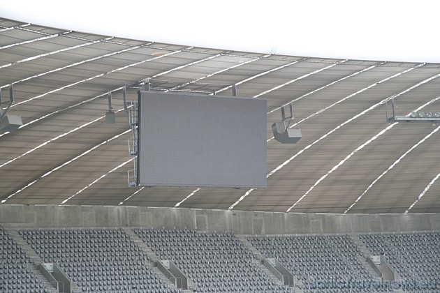 13 tonnas smagie monitori ir 100 m2 lieli, lai gan no tāluma tie izskatās diezgan mazi pret lielajiem stadiona izmēriem 34650