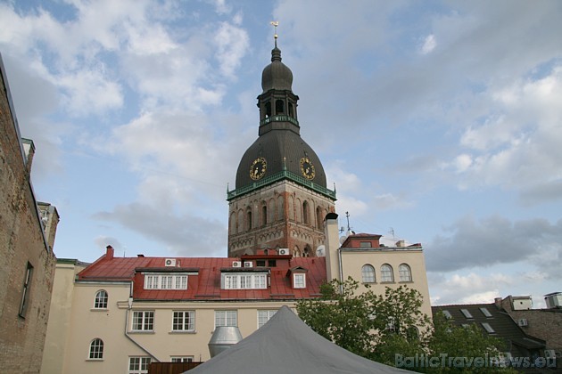 Viesnīca Dome Hotel var lepoties ar terasi, jo apmeklētājiem paveras burvīgs skats uz Vecrīgas jumtiem un Doma baznīcas torni Viesnīca Dome Hotel var lepoties ar terasi, jo apmeklētājiem paveras burvīgs skats uz Vecrīgas jumtiem un Doma baznīcas torni 35127