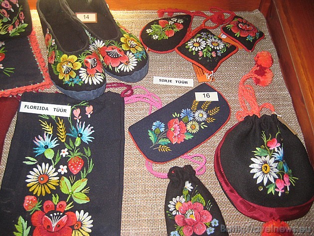 Krāšņie un puķainie salas iedzīvotāju tradicionālie priekšmeti, kas katrai ģimenei atšķīrās ar savu puķu Krāšņie un puķainie salas iedzīvotāju tradicionālie priekšmeti, kas katrai ģimenei atšķīrās ar savu puķu