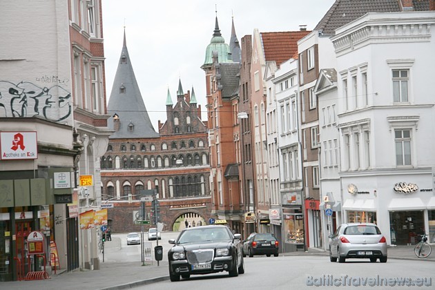Lībeka ir otra lielākā pilsēta Šlēzvigā-Holšteinā, viena no lielākajām Vācijas ostām Baltijas jūras krastā Lībeka ir otra lielākā pilsēta Šlēzvigā-Holšteinā, viena no lielākajām Vācijas ostām Baltijas jūras krastā 35300