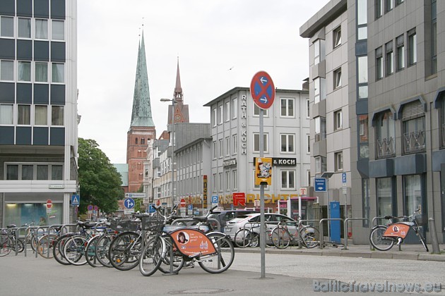 Pilsēta ik uz soļa var pamanīt gan velosipēdu novietnes, gan veloceliņus, gan arī velosipēdistus Pilsēta ik uz soļa var pamanīt gan velosipēdu novietnes, gan veloceliņus, gan arī velosipēdistus 35301