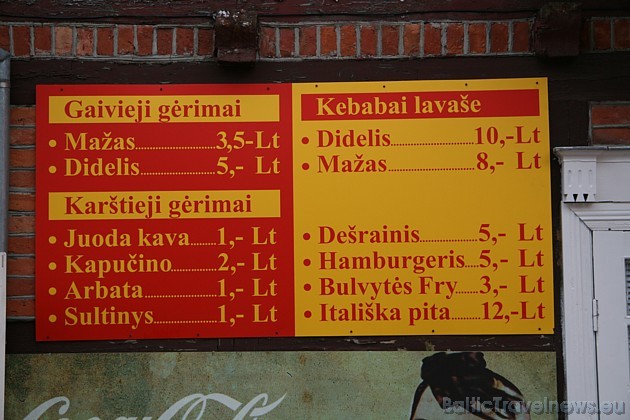 Ēdienu un dzērienu cenas Palangā ir brīnumaini zemas, piemēram, daudzās kafejnīcās tēja (Arbata) maksā 0,20 LVL, bet kapučino 0,40 LVL. Lats pret litu 35450