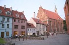 Restorāns Domini Canes atrodas blakus Pēterbaznīcai uz Skārņu ielā 18/20 un tas vasaras mēnešos ir populārs tūristu vidū 1