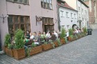 Restorāna Domini Canes vasaras ielas terase piesaista garāmgājēju uzmanību 2